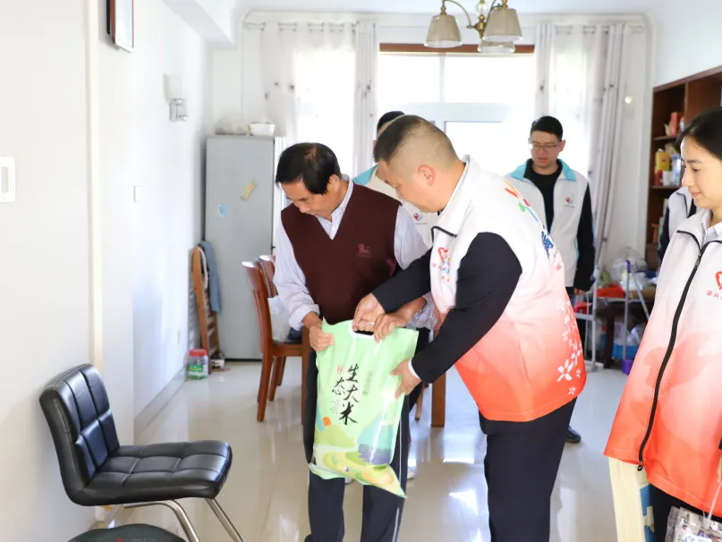 临安天竹园开展重阳活动：玲珑山社区慰问老人