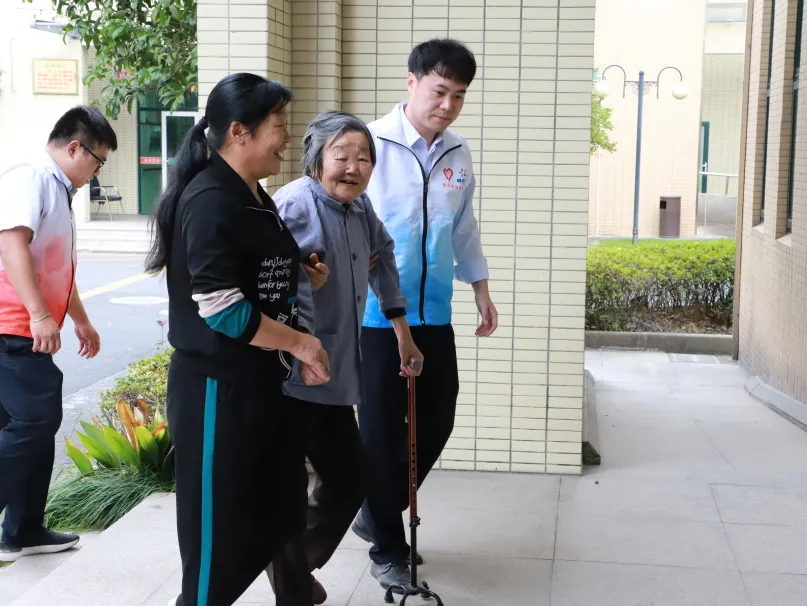 福地天竹园志愿者陪临安区社会福利中心和长寿园养老院老人共度重阳